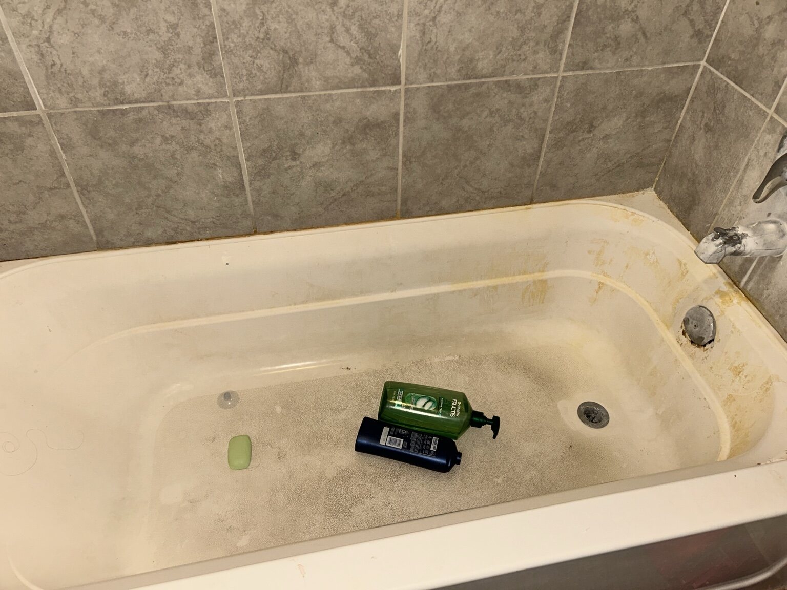 Bathtub before cleaning